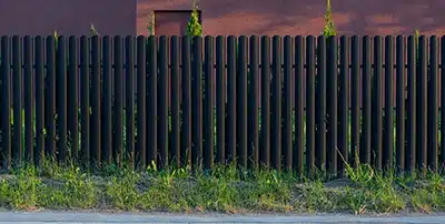 Combination of classic and modern durability style of fence in Navarre